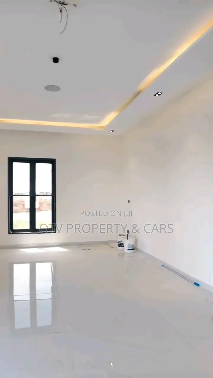 Furnished 6bdrm Duplex in Chevron for sale in Chevron