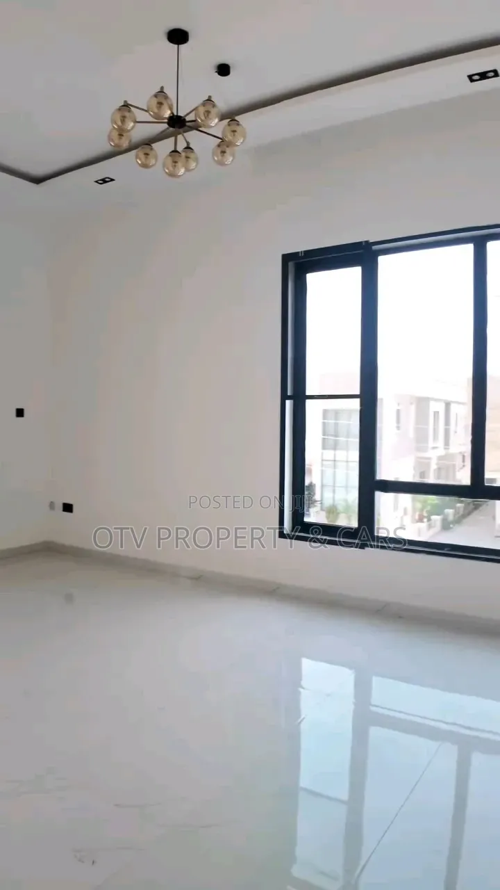Furnished 6bdrm Duplex in Chevron for sale in Chevron