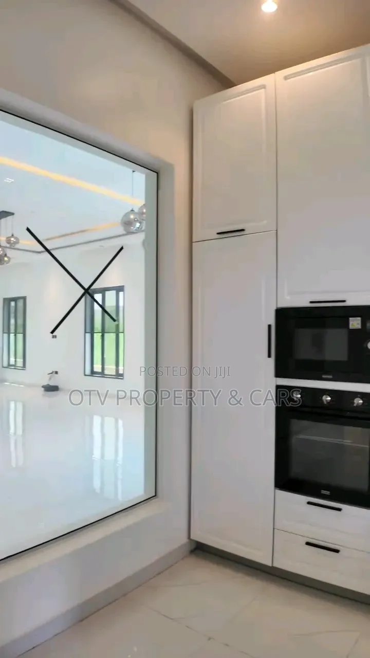 Furnished 6bdrm Duplex in Chevron for sale in Chevron