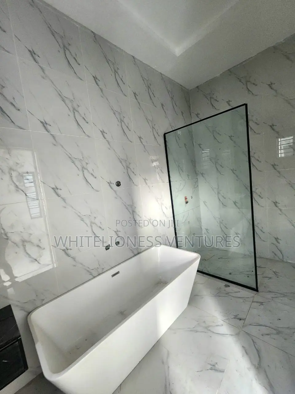 4bdrm Duplex in Orchid Road, Lafiaji for sale in Lafiaji