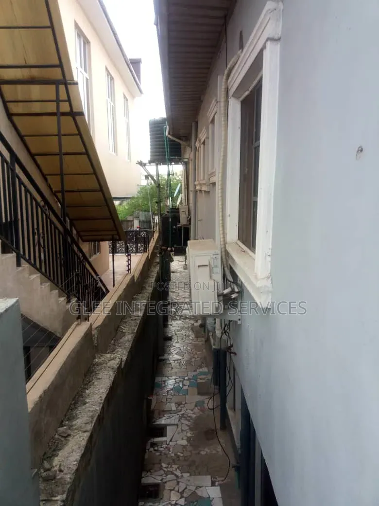 3bdrm Block of Flats in Olufemi Street, Ogunlana for sale in Ogunlana