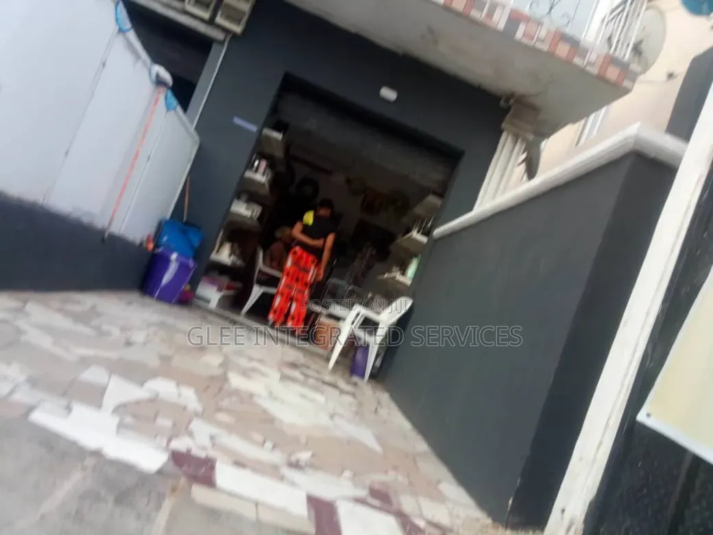 3bdrm Block of Flats in Olufemi Street, Ogunlana for sale in Ogunlana