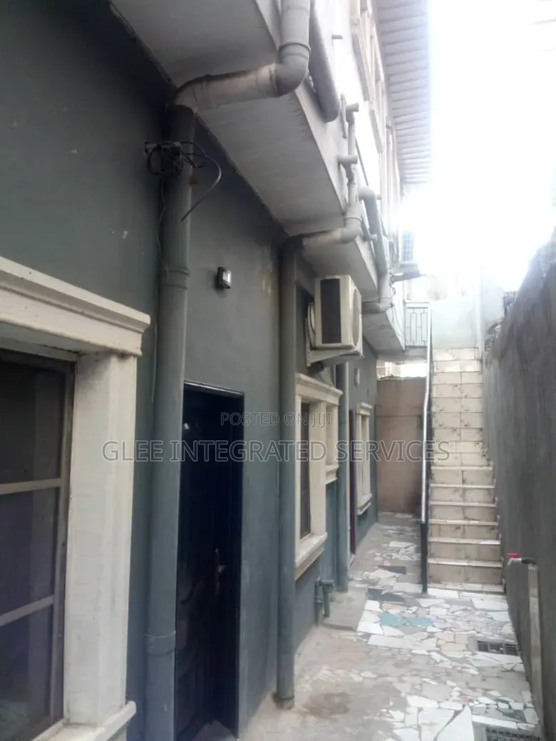 3bdrm Block of Flats in Olufemi Street, Ogunlana for sale in Ogunlana