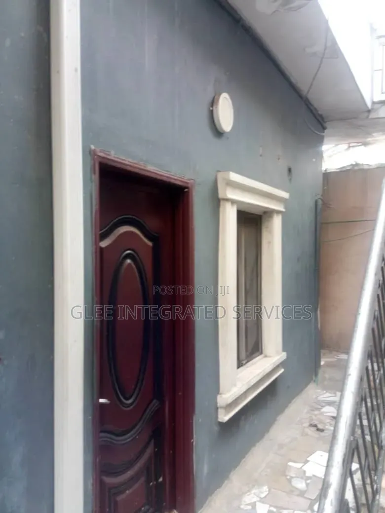 3bdrm Block of Flats in Olufemi Street, Ogunlana for sale in Ogunlana