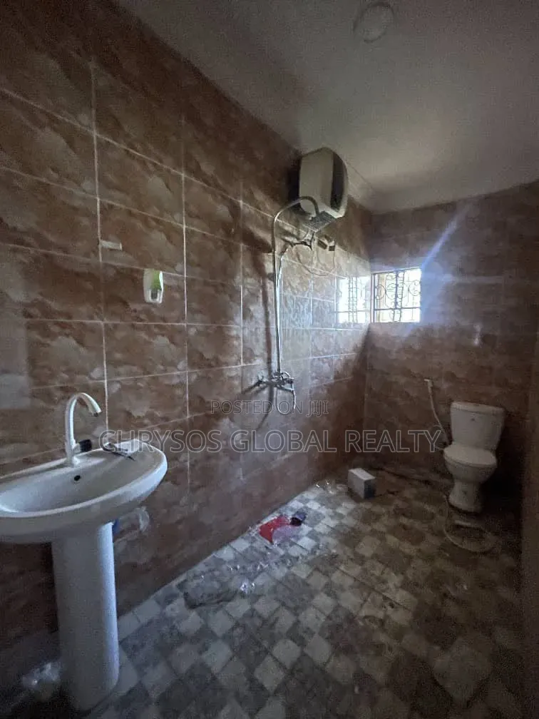 3bdrm Block of Flats in Okebadan Estate for rent in Akobo