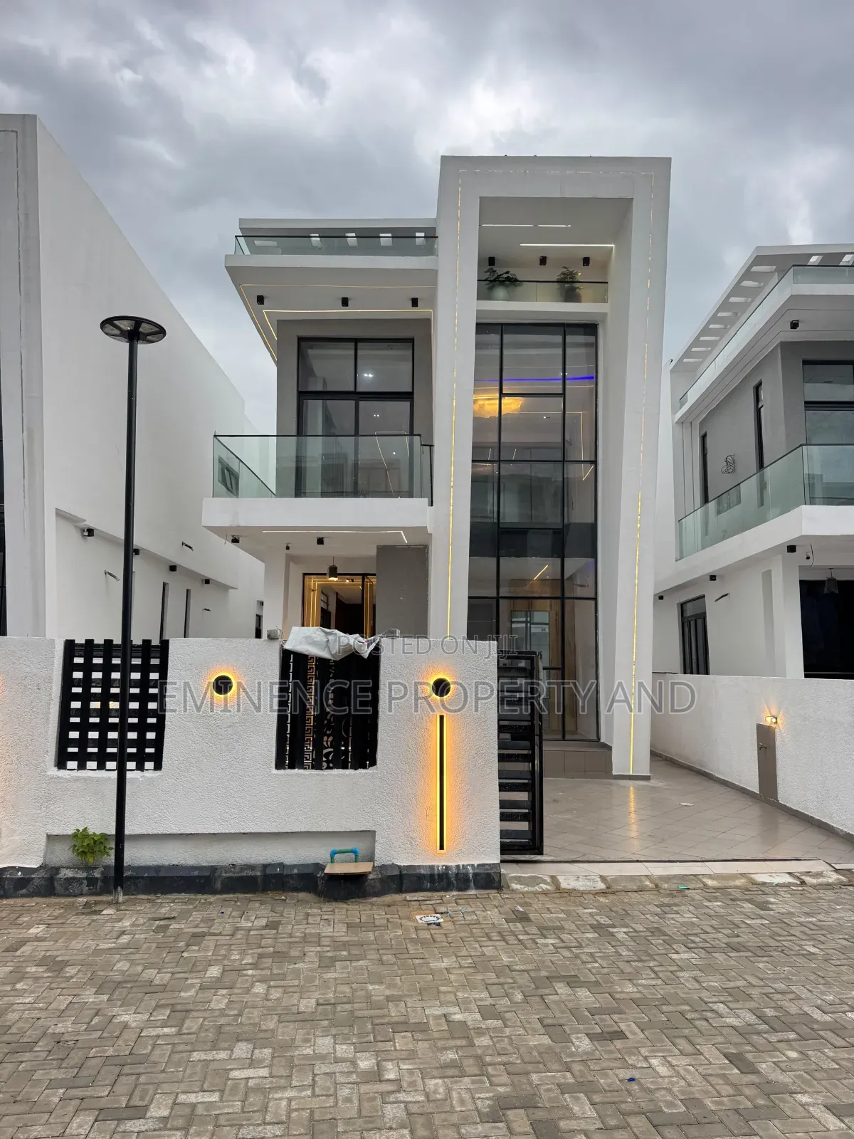 5bdrm Duplex in Lekki Phase 2 for sale in Lekki Phase 2