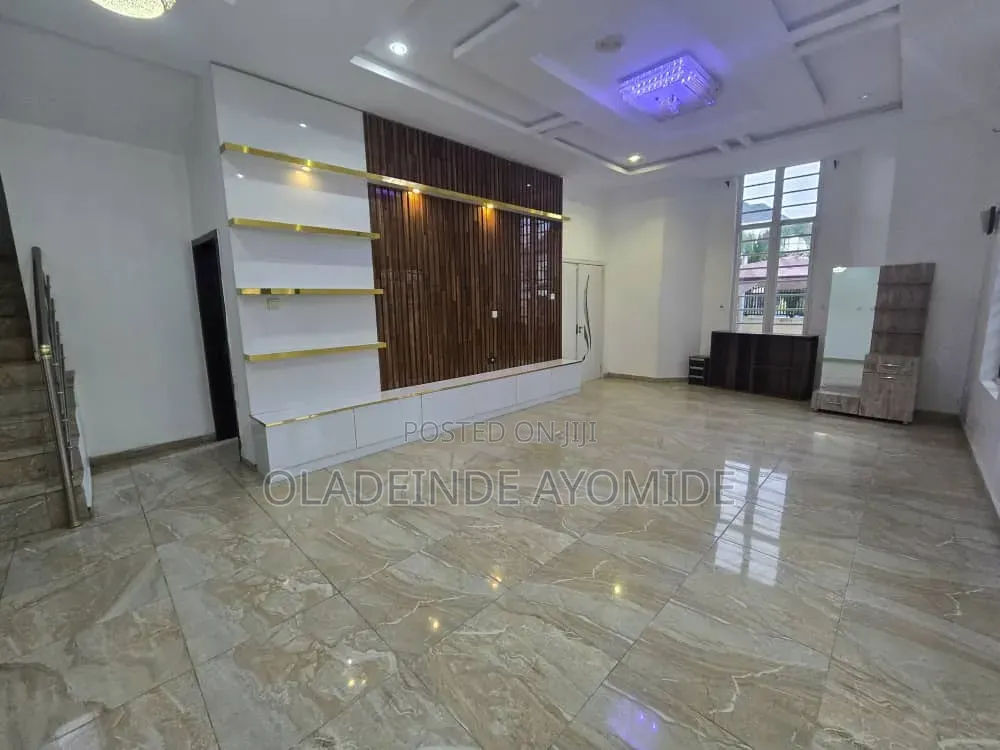 5bdrm Duplex in Agungi for rent in Agungi