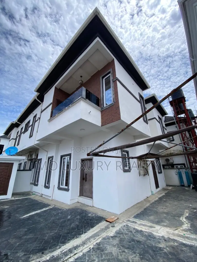 4bdrm Duplex in Ikota for rent in Ikota
