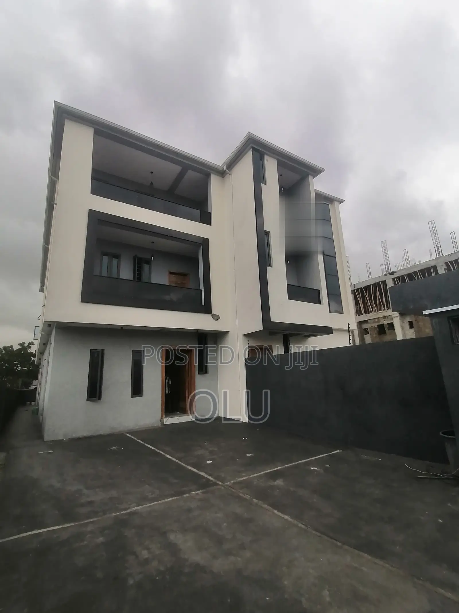 5bdrm Duplex in Off Admiralty, Lekki Phase 1 for sale in Lekki Phase 1