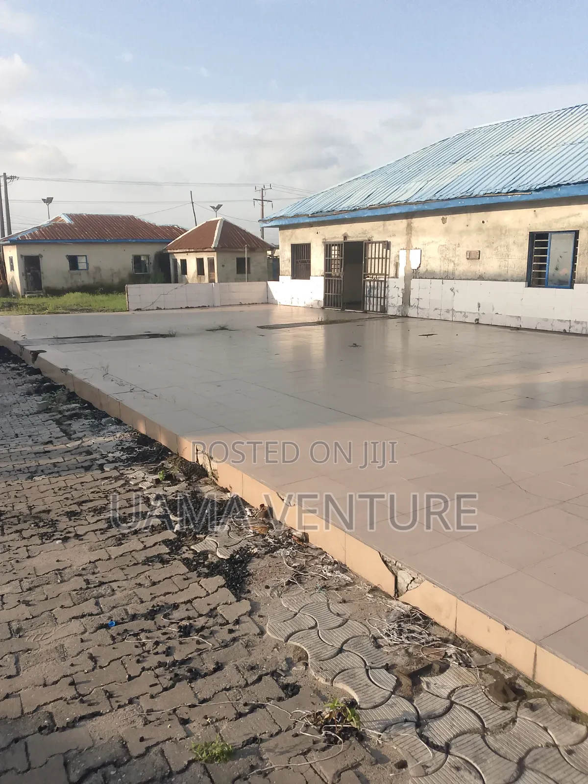 4bdrm Flat + Warehouse for Rent in Aiyeteju