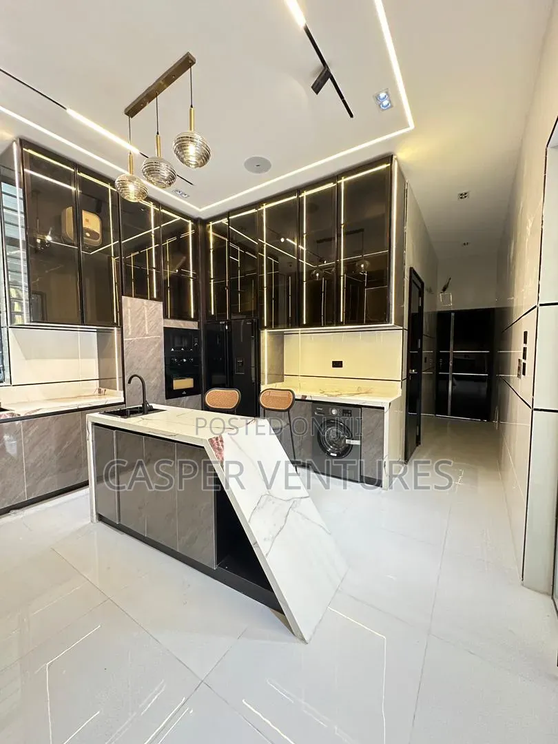 5bdrm Duplex in Chevron for sale in Chevron