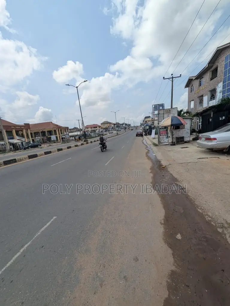 Shop Facing Main Road in Akala Express