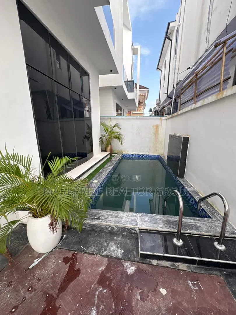 5bdrm Duplex in Chevron Lekki for sale in Chevron