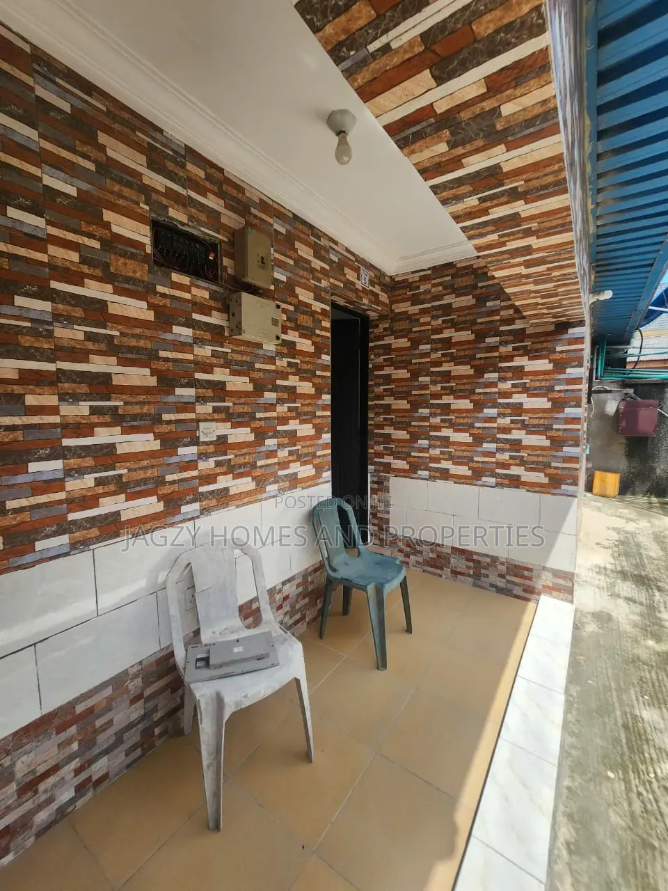 Spacious Room and Parlour for Rent in Chevron