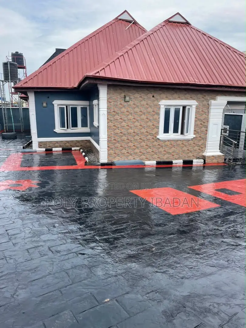 3bdrm Apartment in Adeoje Estate, Akala Express for rent in Akala Express