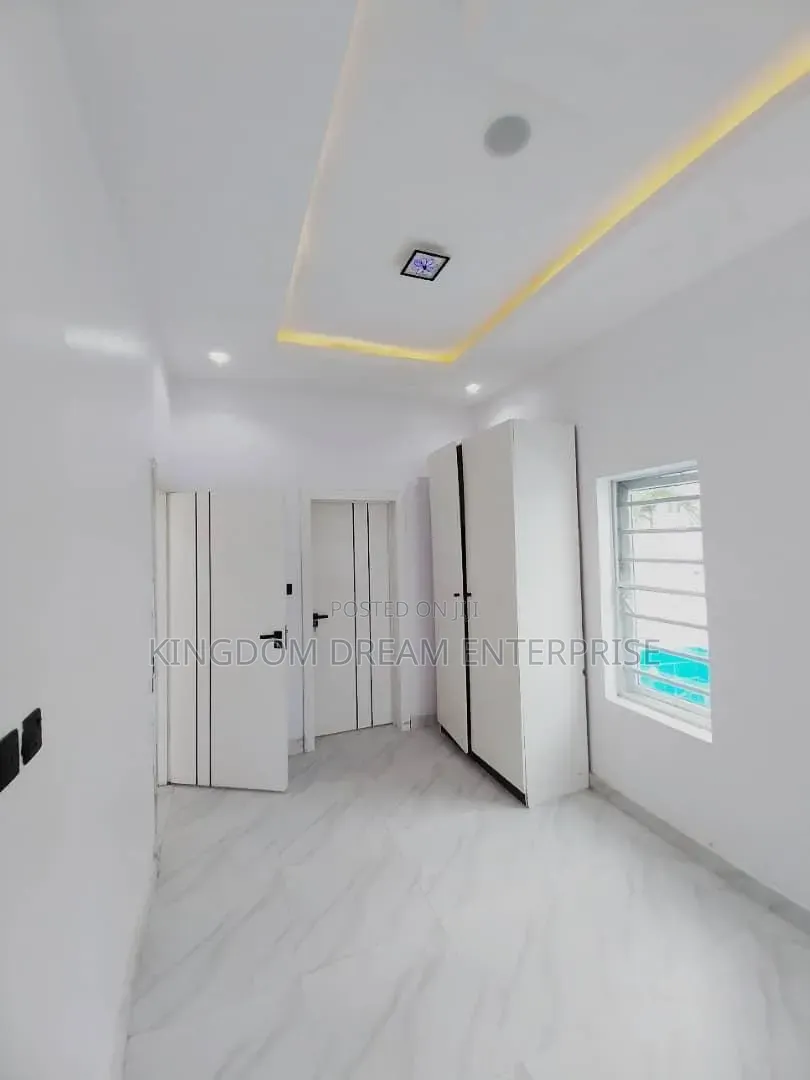 5bdrm Duplex in Chevron for rent in Chevron