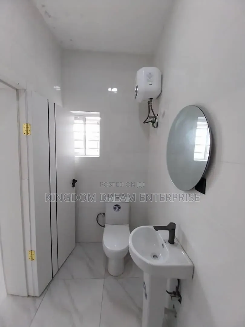 5bdrm Duplex in Chevron for rent in Chevron