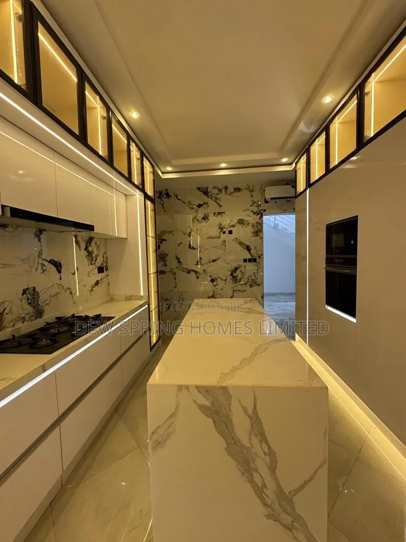 5bdrm Duplex in Lekki Phase 1 for sale in Lekki Phase 1