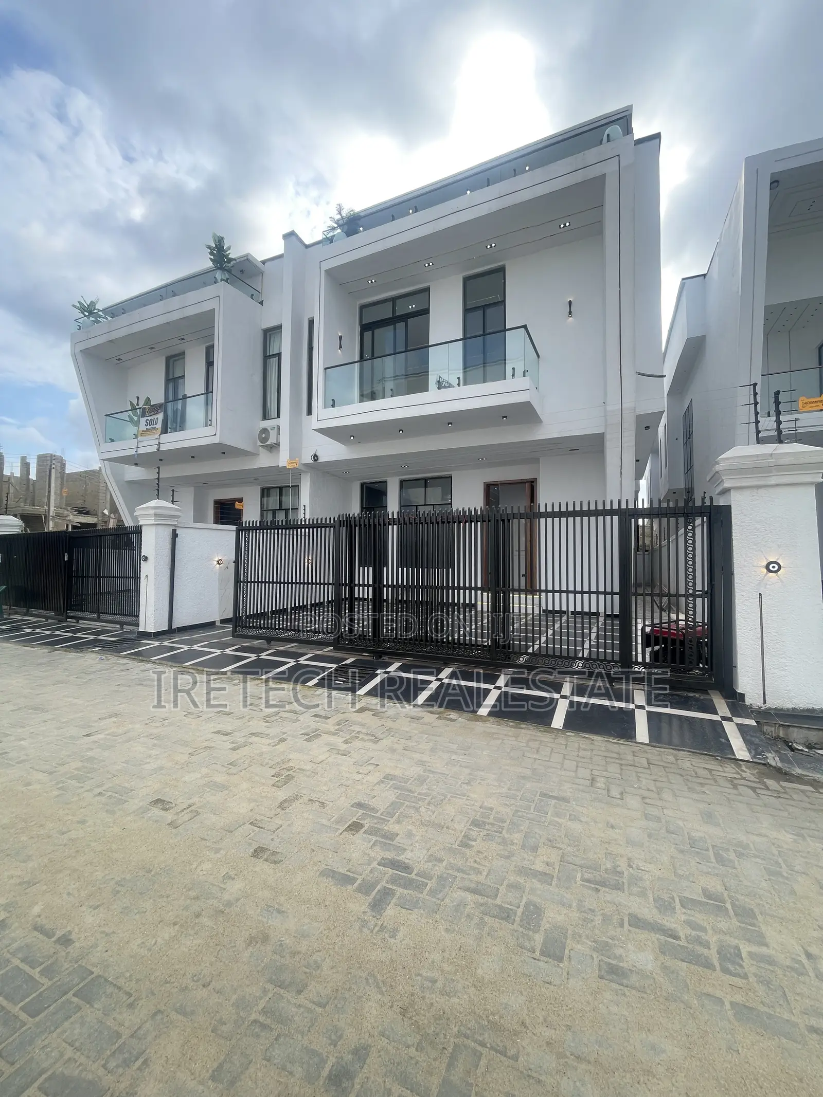 4bdrm Duplex in Ajah In A Gated, Off Lekki-Epe Expressway for sale in Off Lekki-Epe Expressway