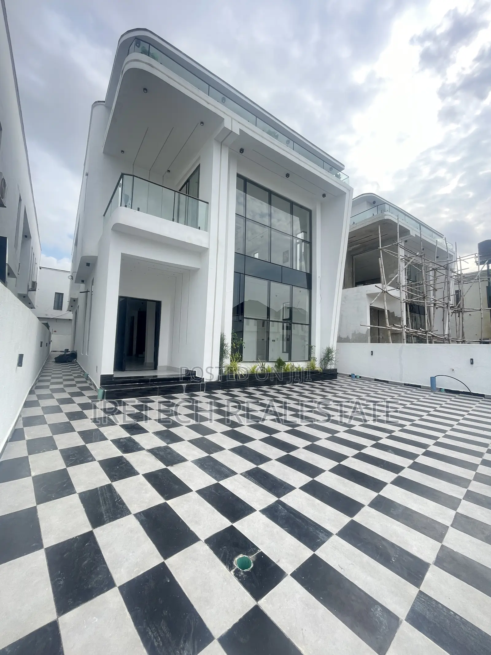 5bdrm Duplex in Ajah In A Tight, Off Lekki-Epe Expressway for sale in Off Lekki-Epe Expressway