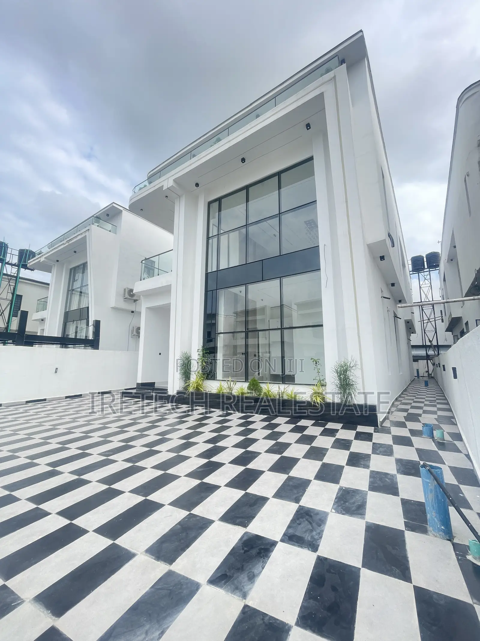 5bdrm Duplex in Ajah In A Tight, Off Lekki-Epe Expressway for sale in Off Lekki-Epe Expressway