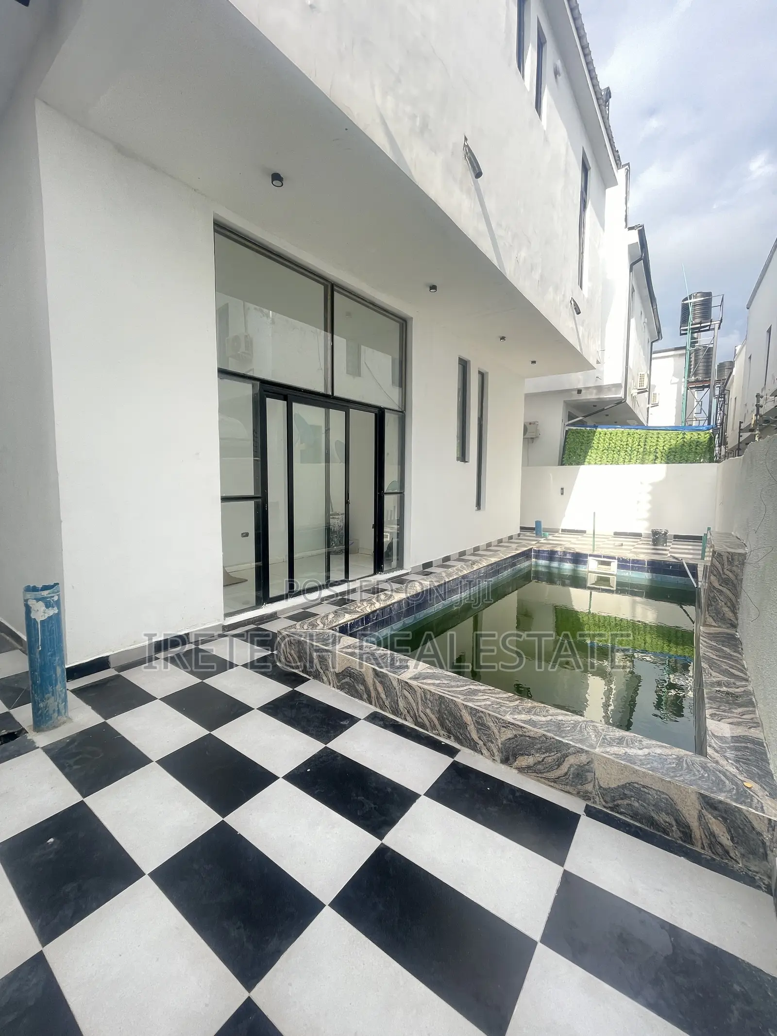 5bdrm Duplex in Ajah In A Tight, Off Lekki-Epe Expressway for sale in Off Lekki-Epe Expressway