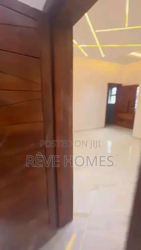Furnished 2bdrm Block of Flats in Soluyi for rent in Soluyi