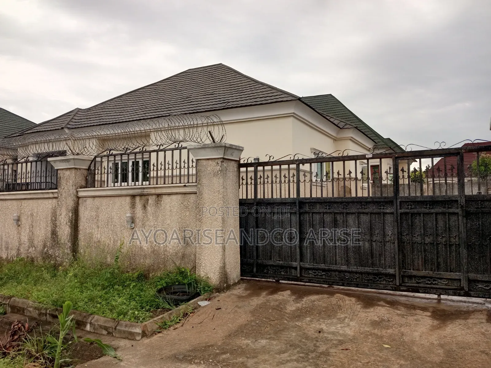 3bdrm Bungalow in New Site, Lugbe District for sale in Lugbe District