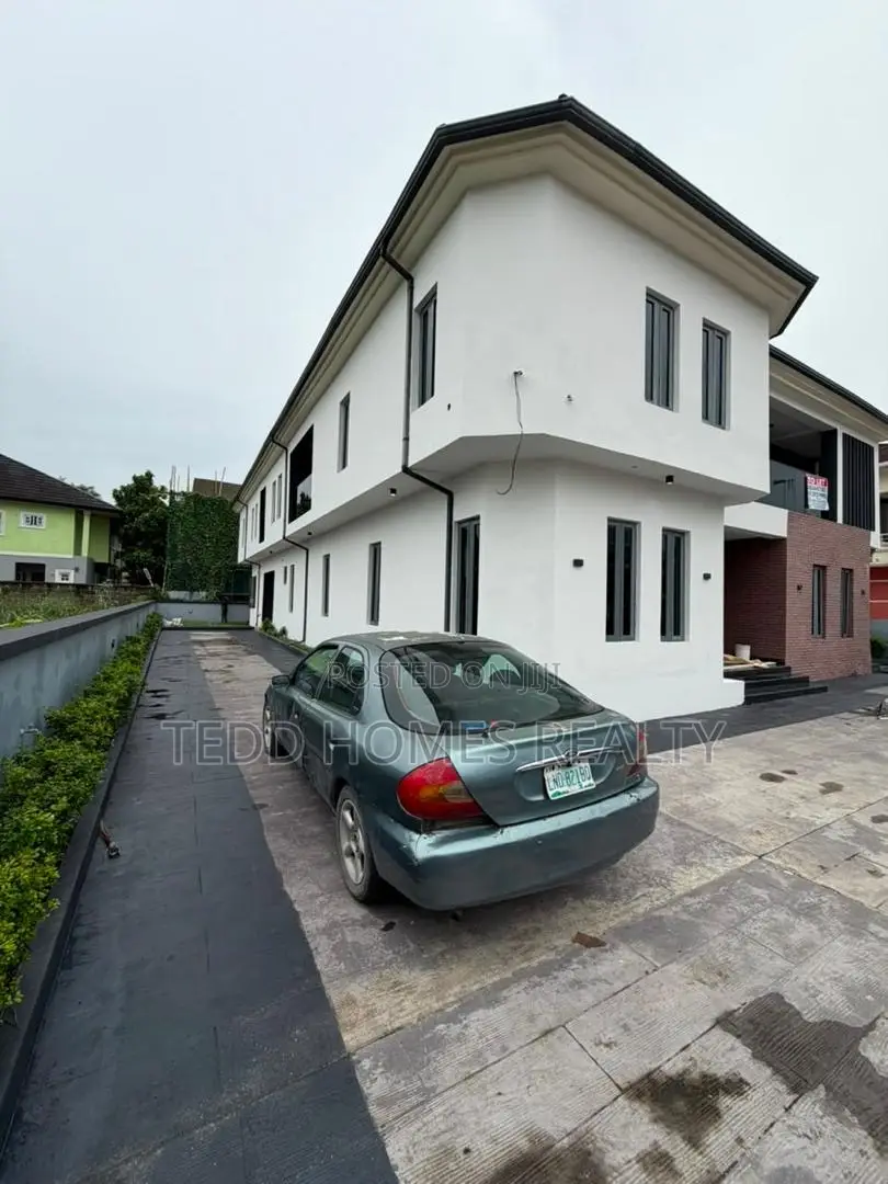 2bdrm Apartment in Royal Garden Estate, Off Lekki-Epe Expressway in Off Lekki-Epe Expressway