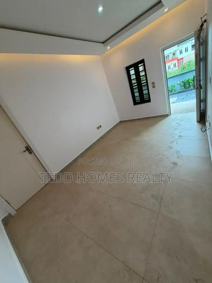 2bdrm Apartment in Royal Garden Estate, Off Lekki-Epe Expressway in Off Lekki-Epe Expressway
