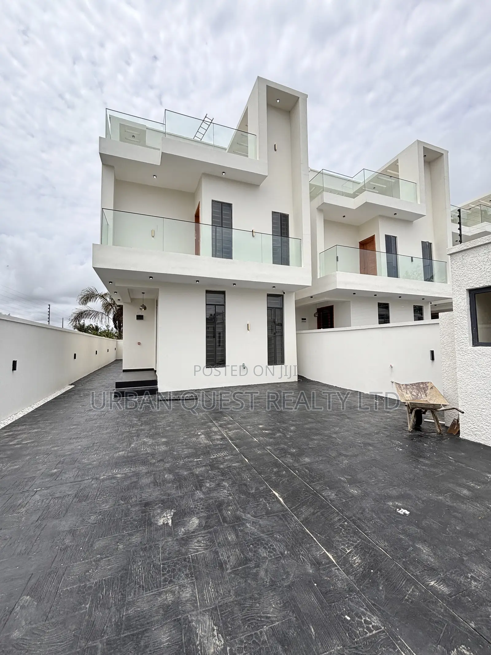 4bdrm Duplex in Ikota for sale in Ikota