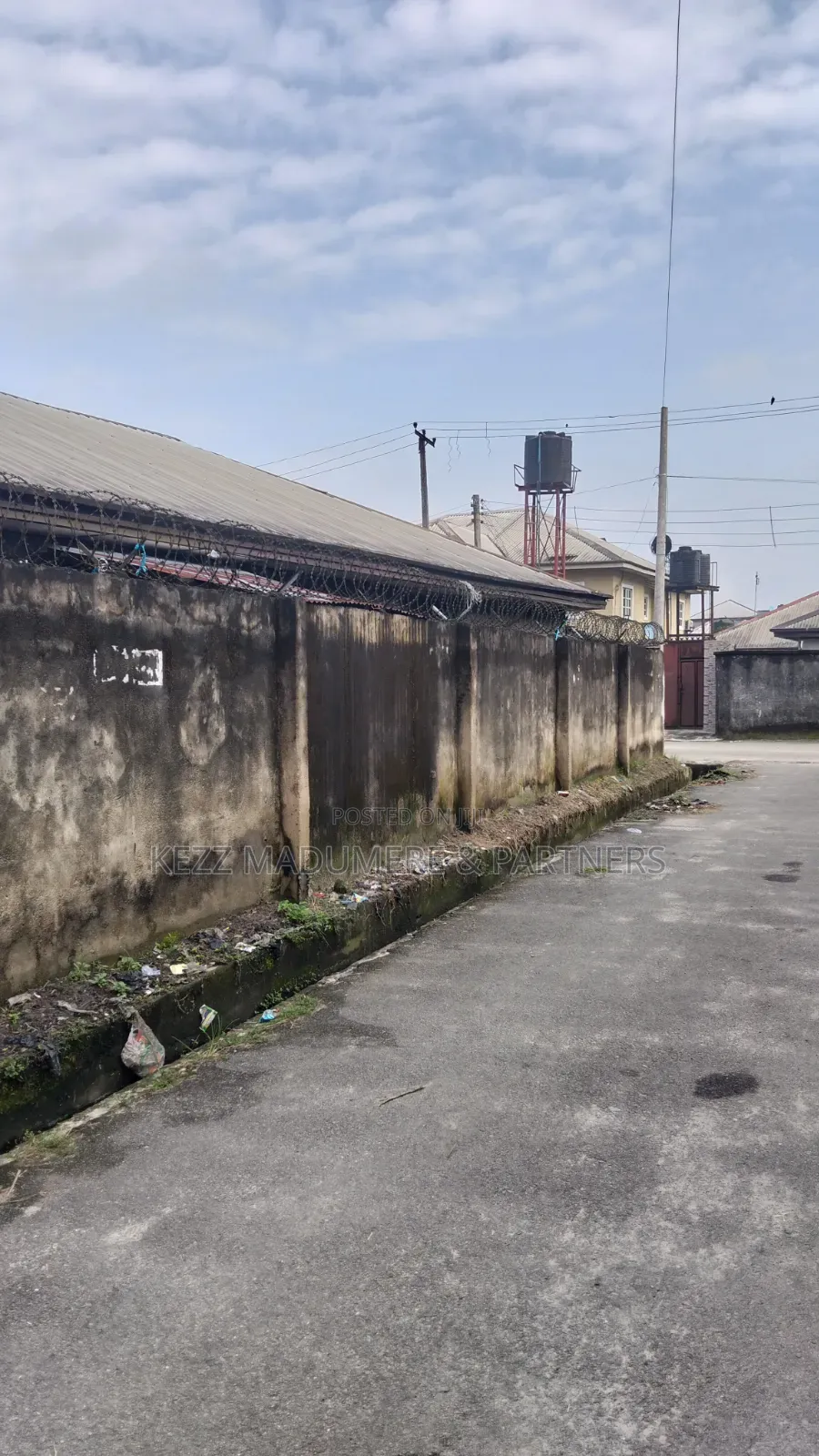 For Sale : Fenced 650 SQMTRS With Structures at Independence Layout. in Enugu