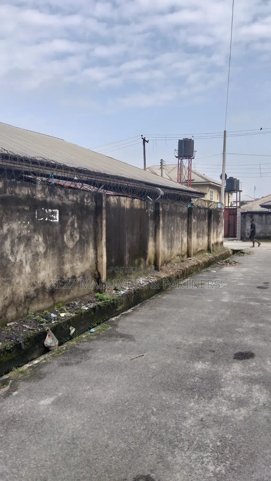 For Sale : Fenced 650 SQMTRS With Structures at Independence Layout. in Enugu