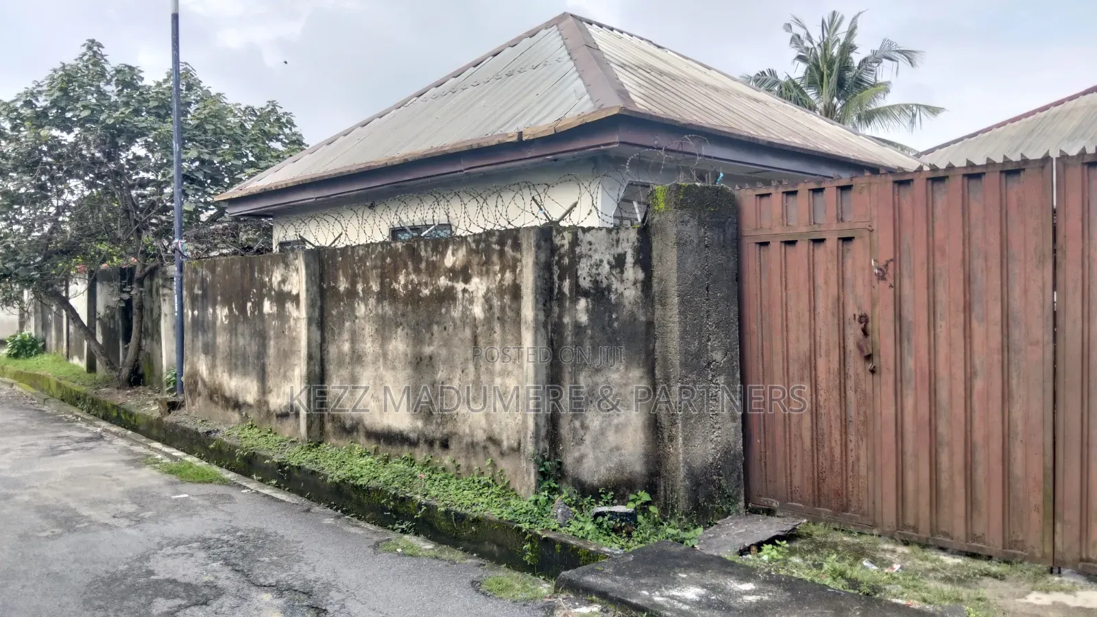 For Sale : Fenced 650 SQMTRS With Structures at Independence Layout. in Enugu