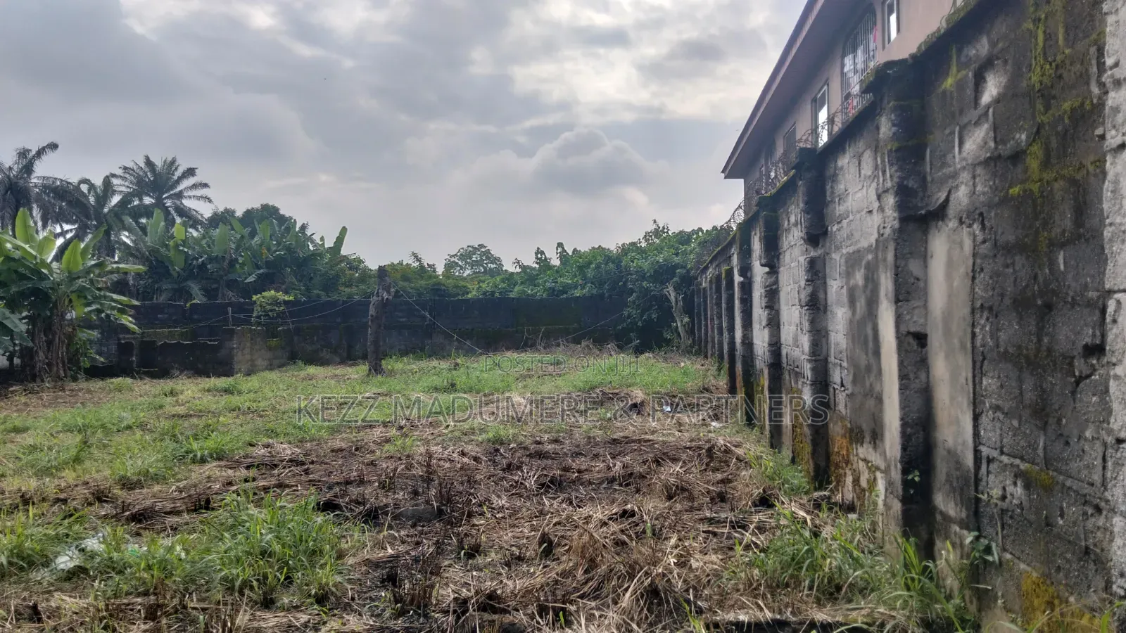 For Sale : Fenced 650 SQMTRS With Structures at Independence Layout. in Enugu