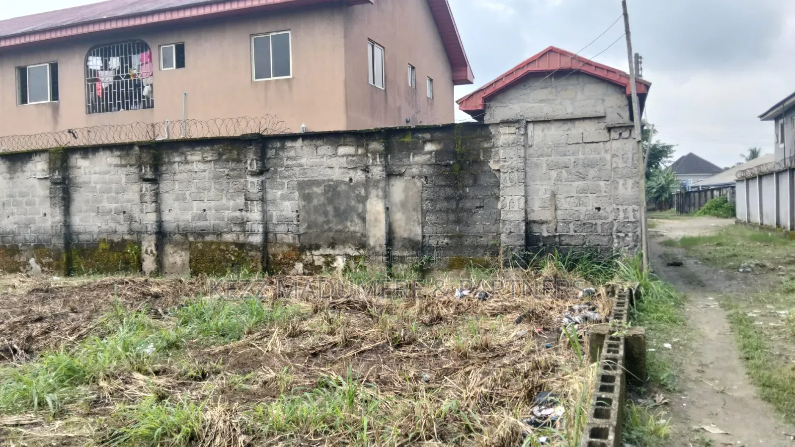 For Sale : Fenced 650 SQMTRS With Structures at Independence Layout. in Enugu