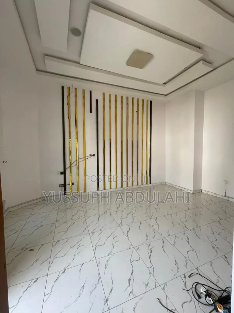 4bdrm Duplex in Osapa Estate for sale in Osapa london
