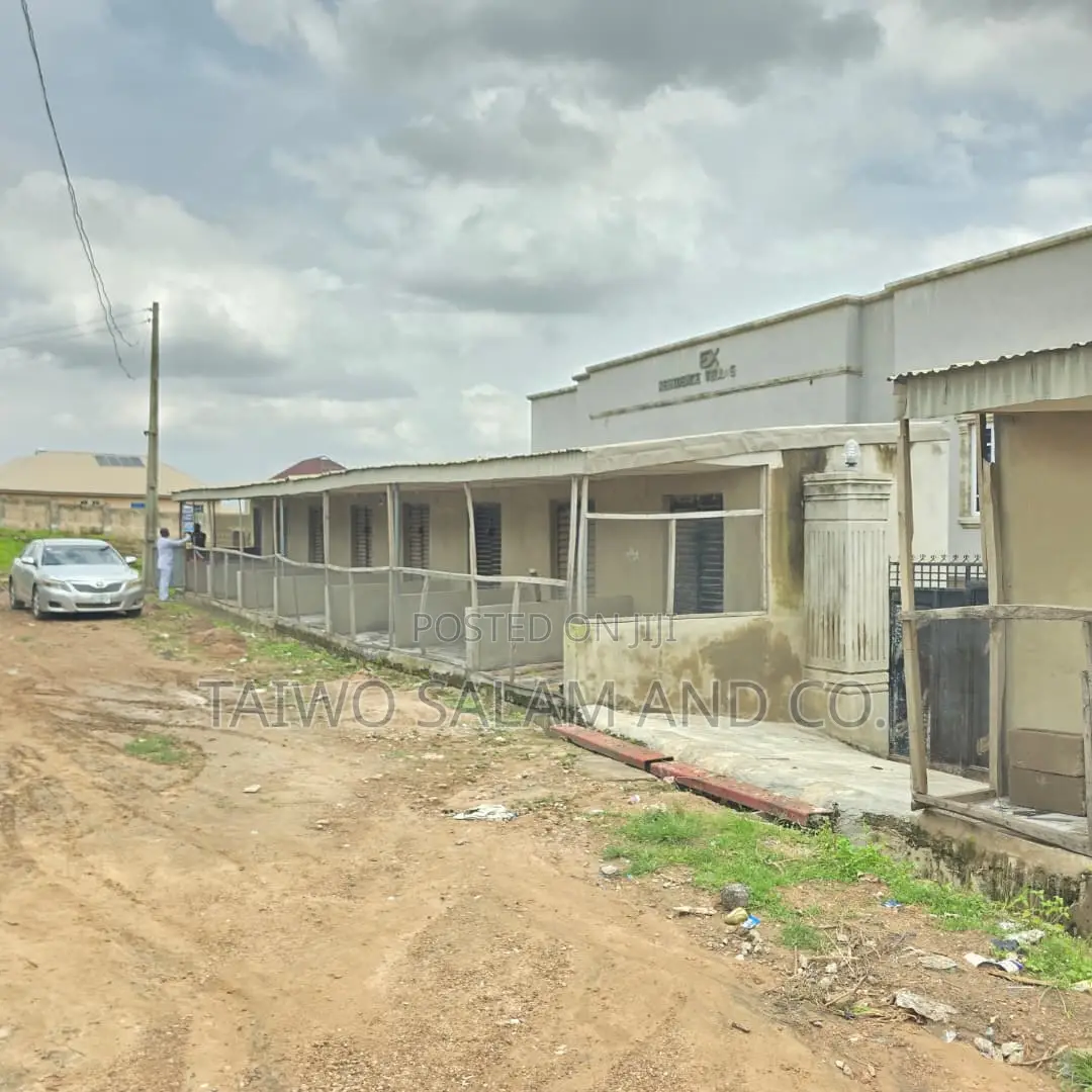 8 Units of Shopsv in Egbeda / Egbeda