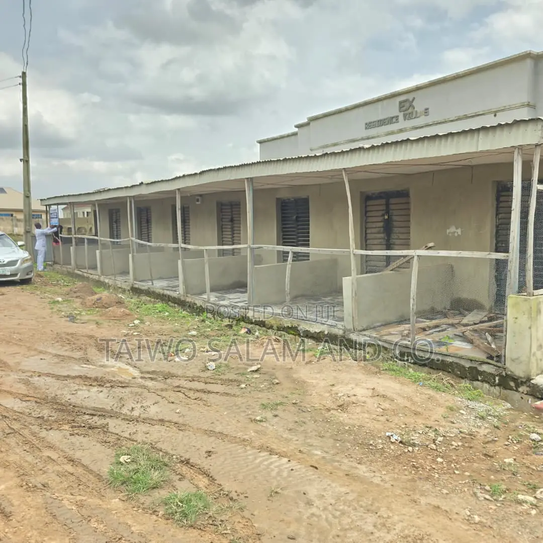 8 Units of Shopsv in Egbeda / Egbeda