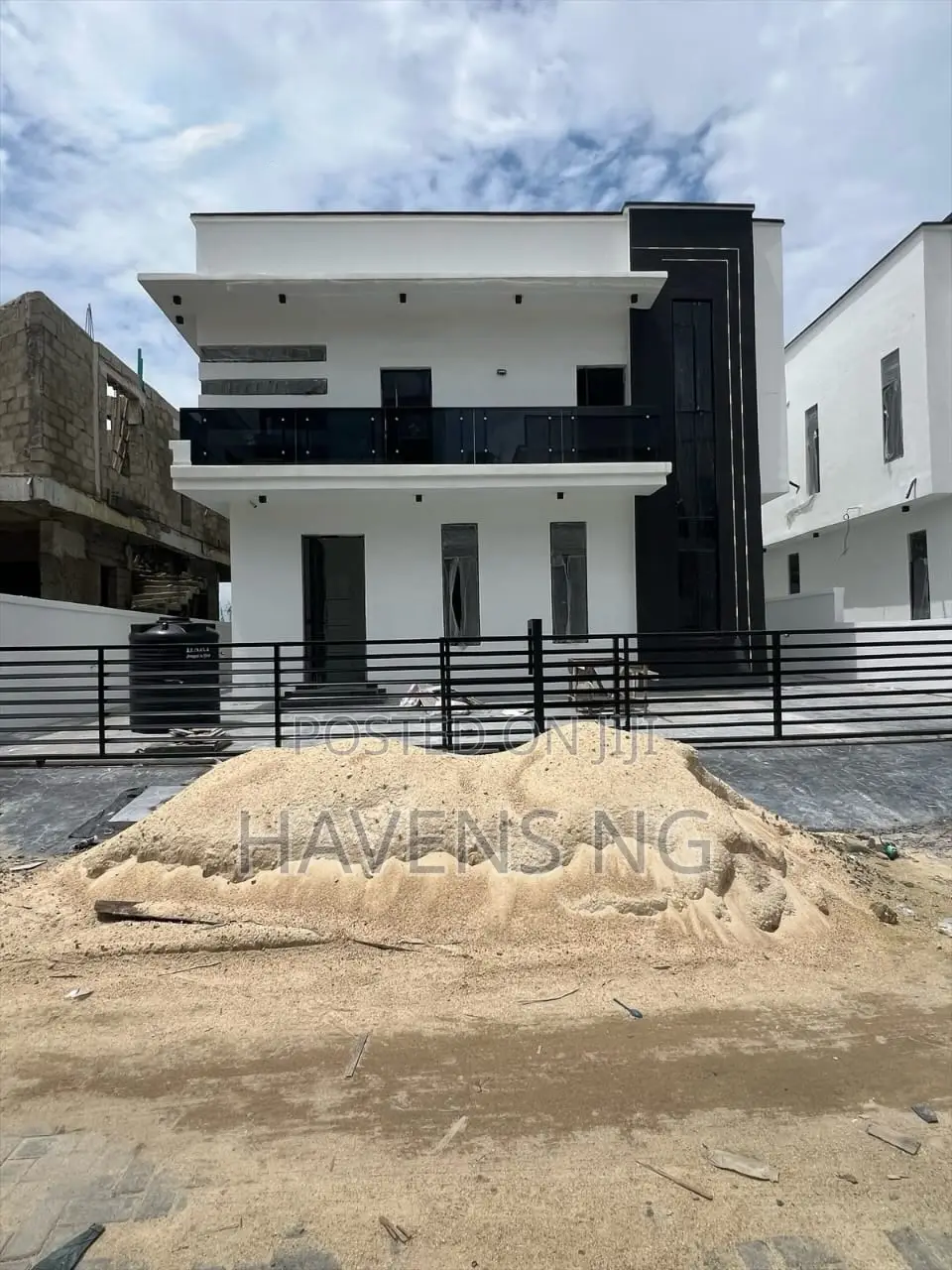 5bdrm Duplex in Chevron for sale in Chevron