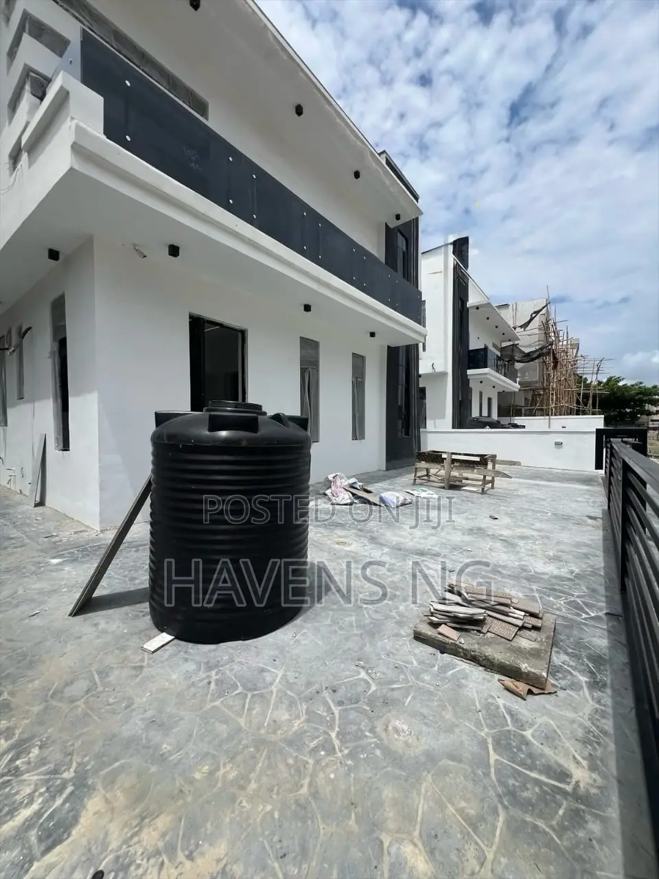 5bdrm Duplex in Chevron for sale in Chevron