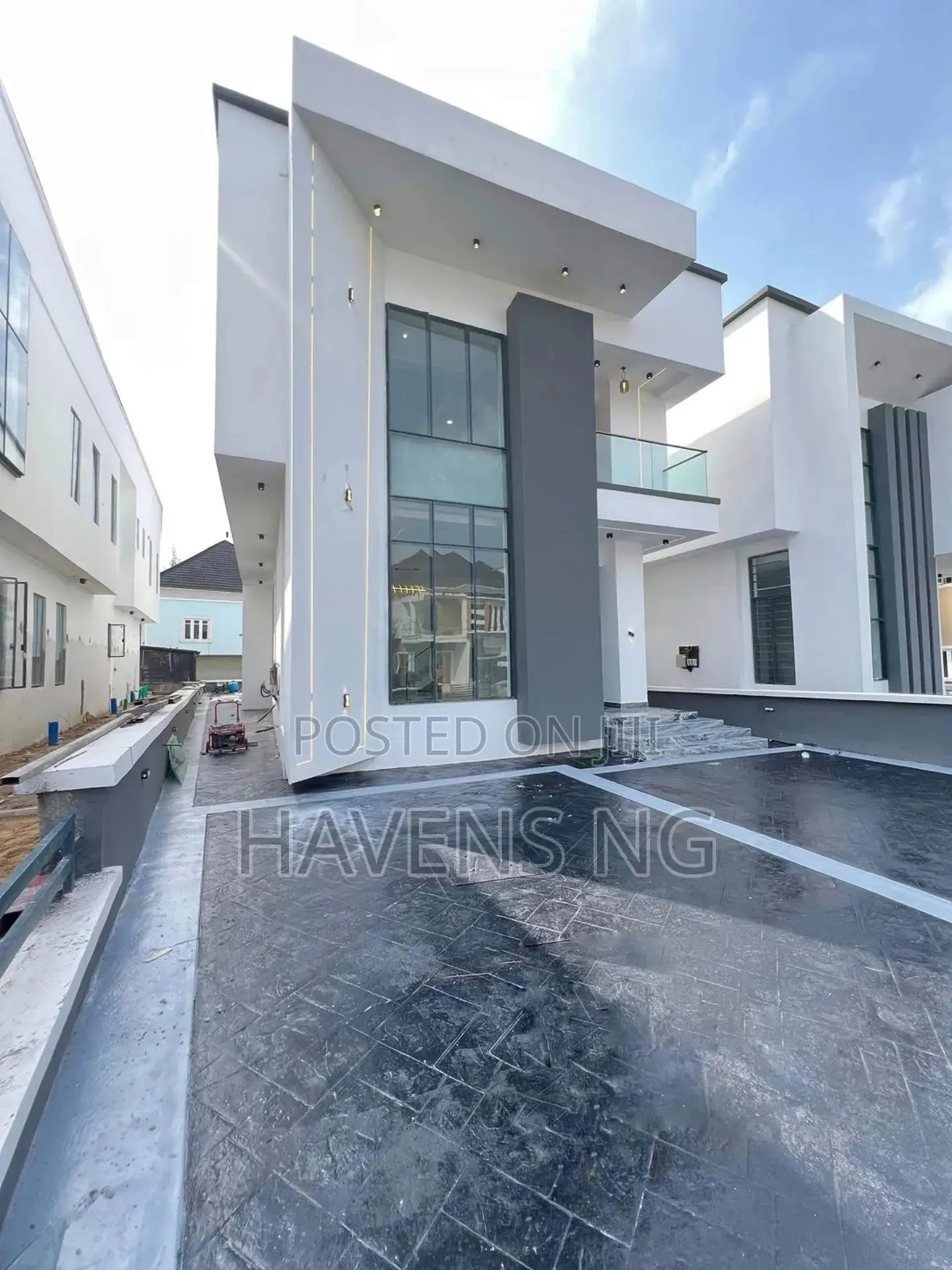 5bdrm Duplex in Ikota for sale in Ikota