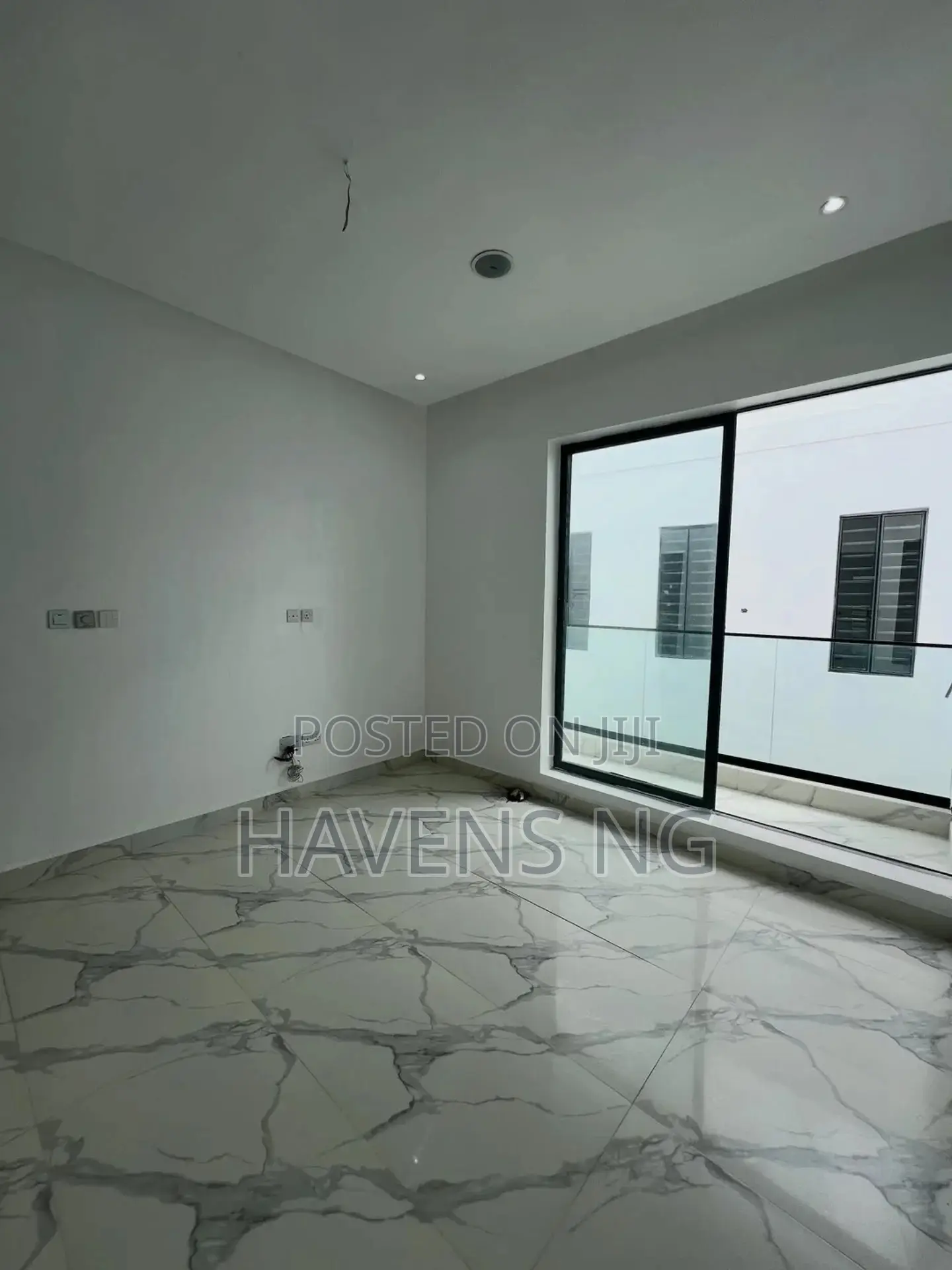 5bdrm Duplex in Ikota for sale in Ikota