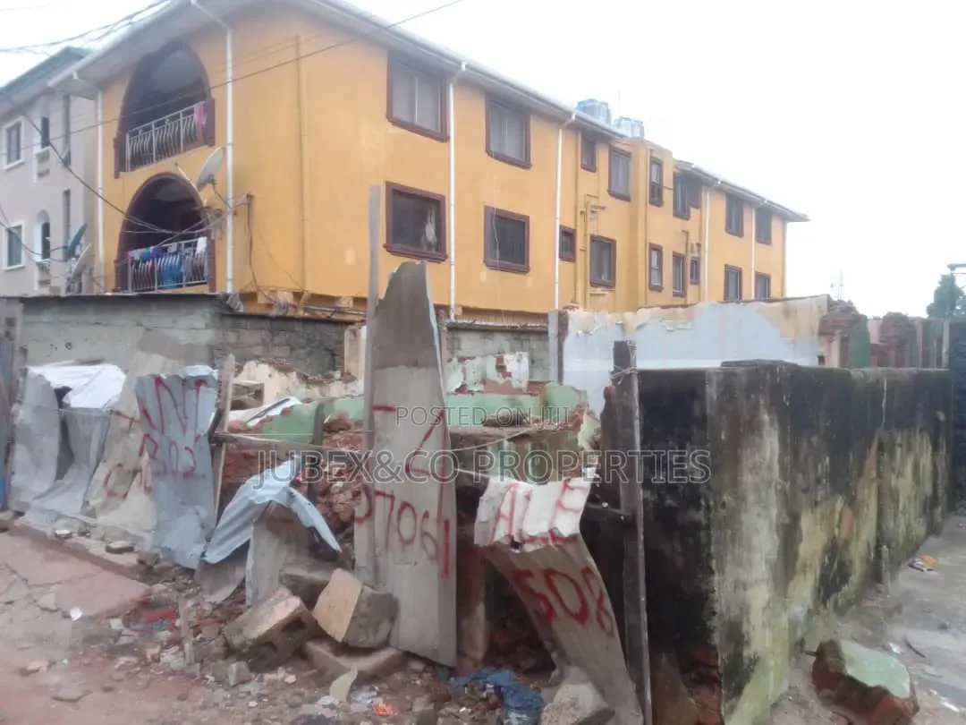3bdrm Block of Flats in Tinubu Village for sale in Fadeyi