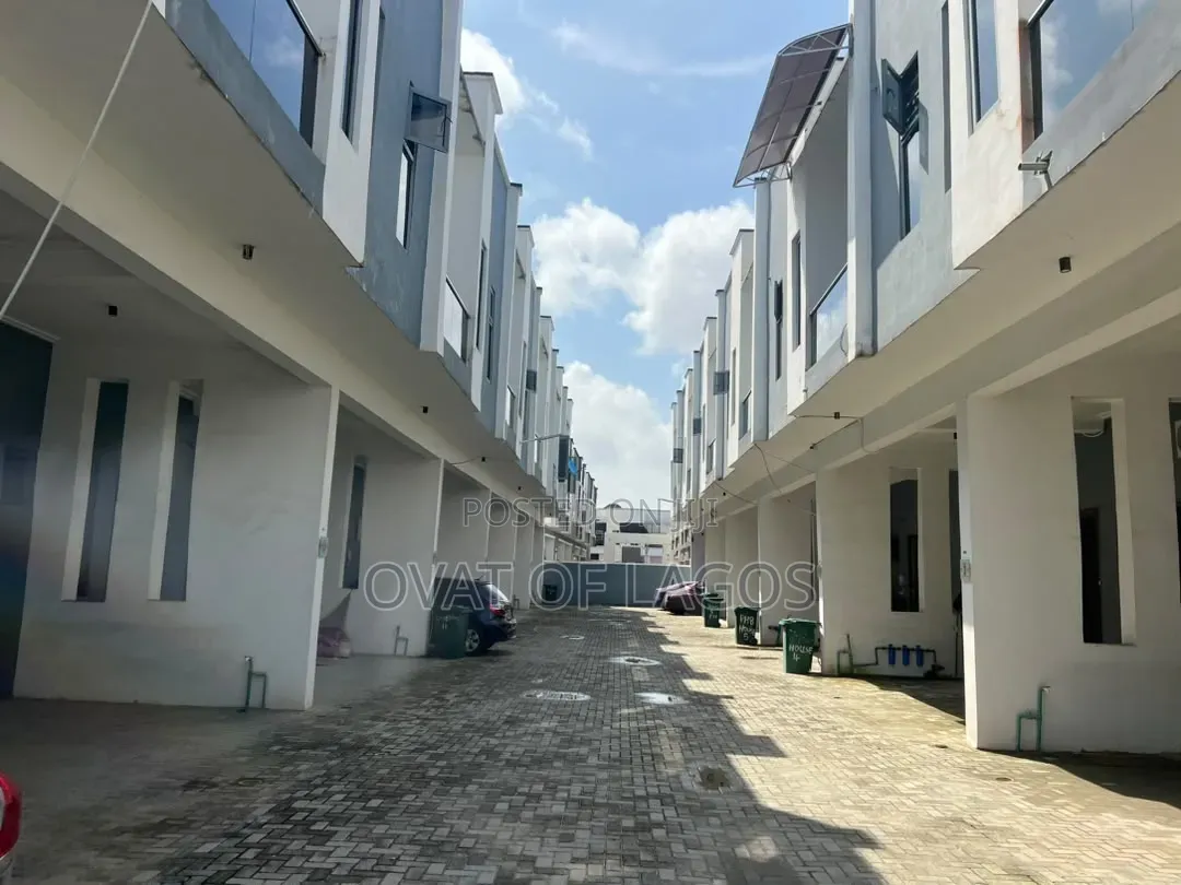 4bdrm Duplex in Ikota for rent in Ikota