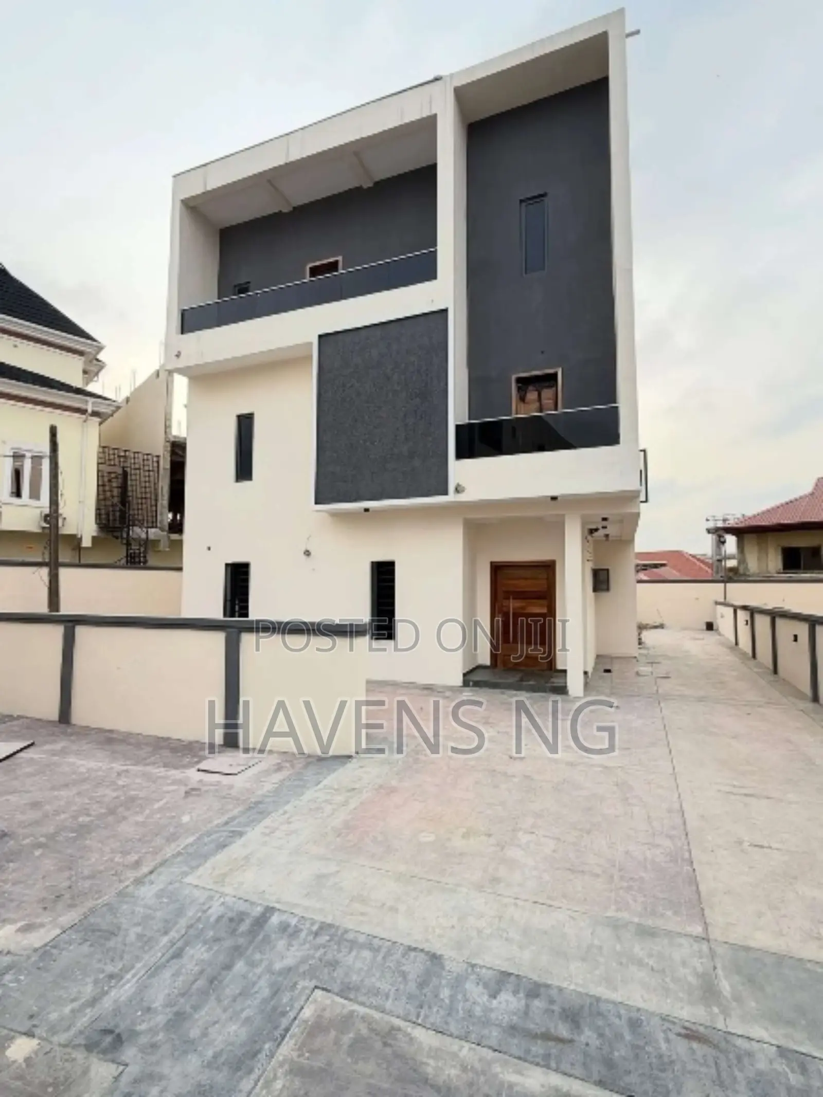 4bdrm Duplex in Chevron for sale in Chevron