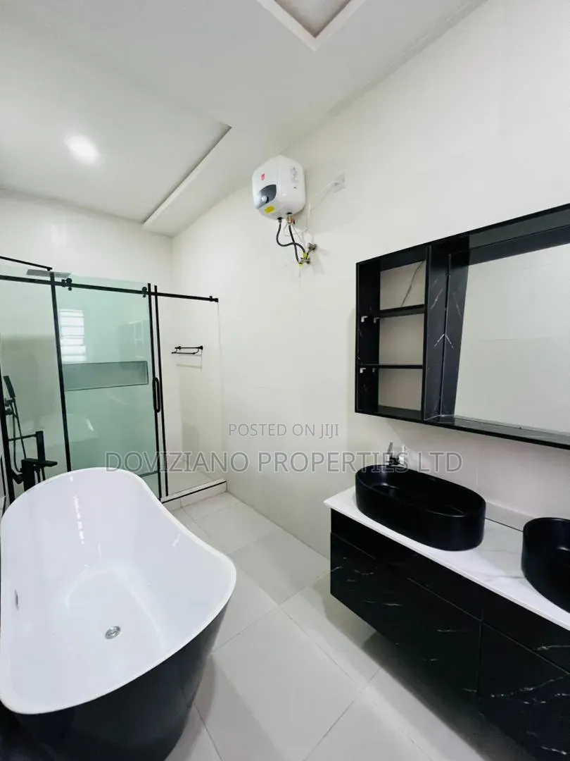 5bdrm Duplex in Ikota for sale in Ikota