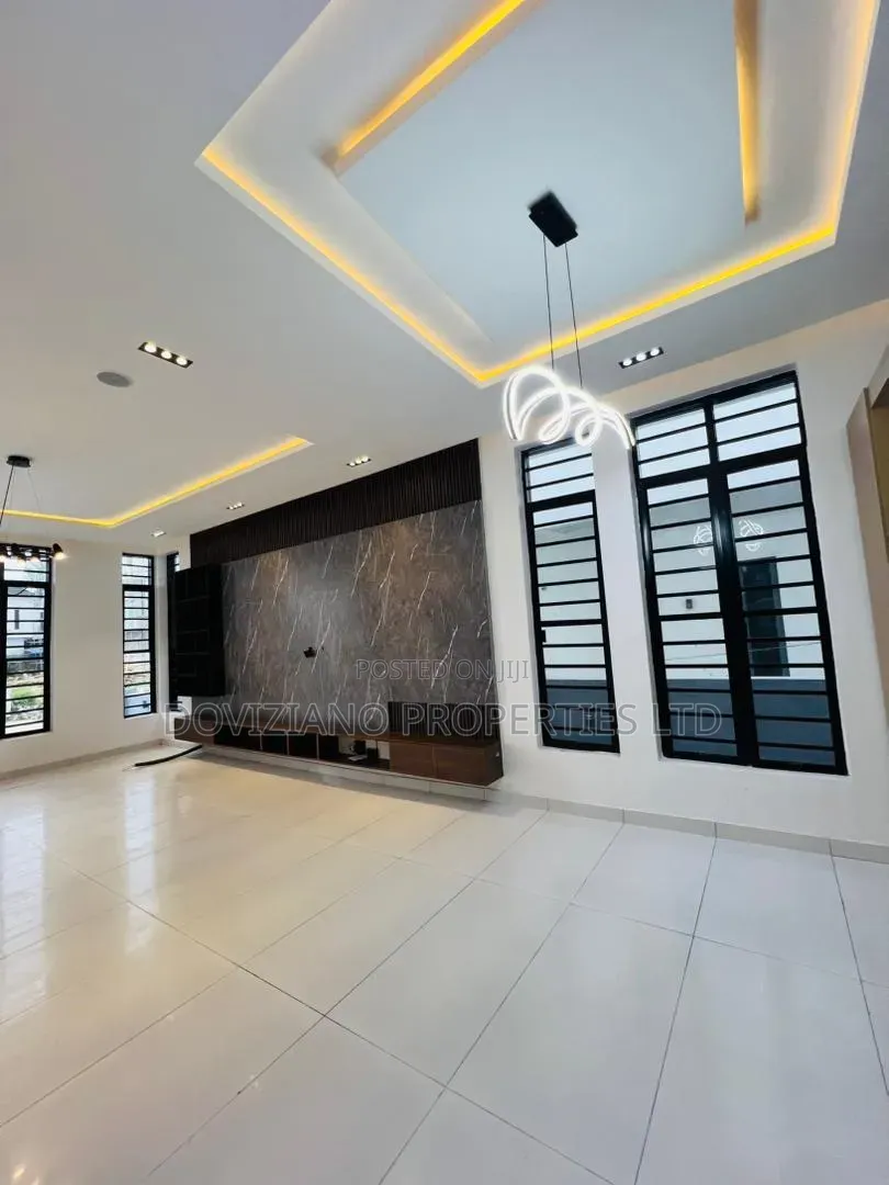 5bdrm Duplex in Ikota for sale in Ikota