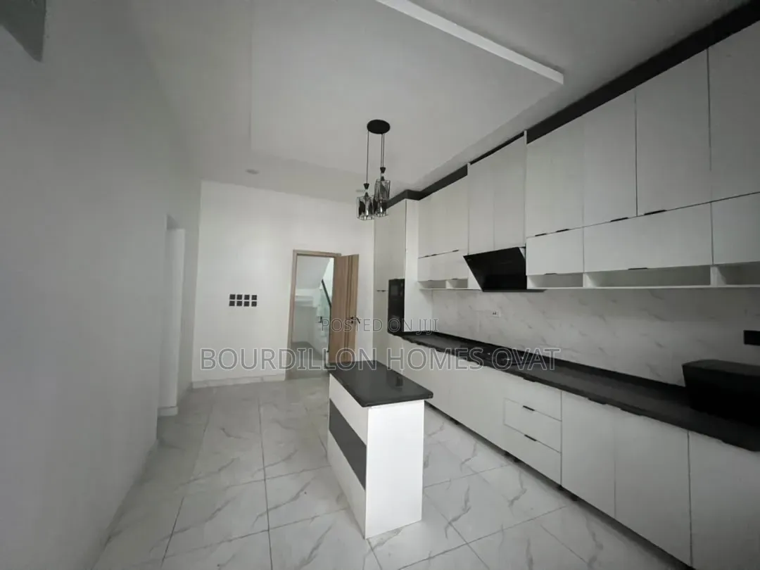 5bdrm Duplex in Orchid Lekki Lagos for sale in Lekki Expressway