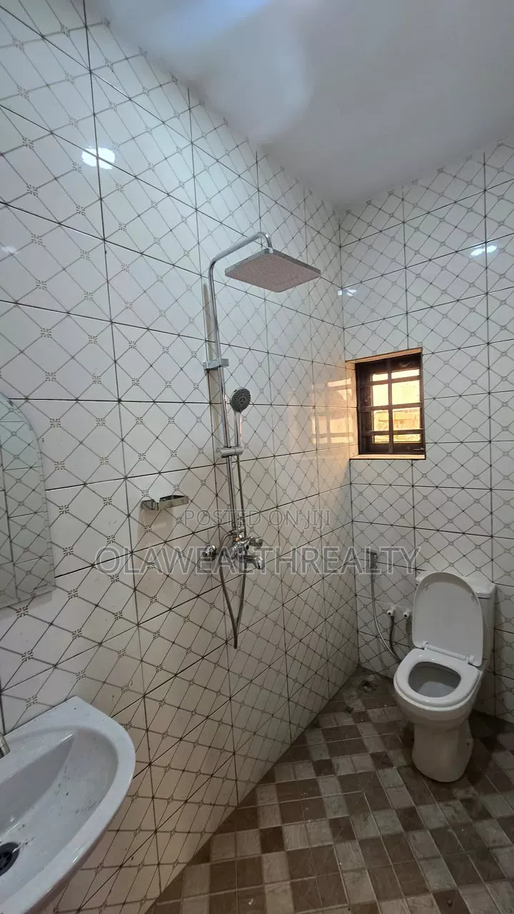 2bdrm Apartment in Omolayo Estate, Akobo for rent in Akobo